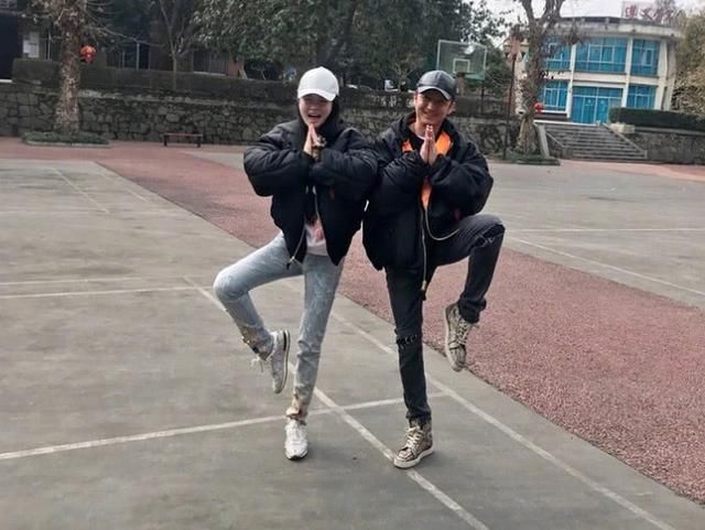 冉莹颖上衣穿得好紧，肚脐眼还放了颗钻，网友：邹市明真幸福！