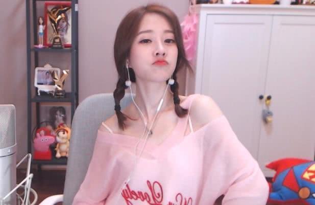 27岁冯提莫撞上19岁周洁琼，网友：真嫩和装嫩一眼就能看出