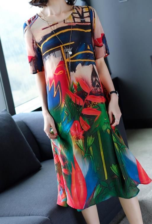 70后的妈妈，要穿得年轻点，试试这款复古印花秋裙，高档又时髦