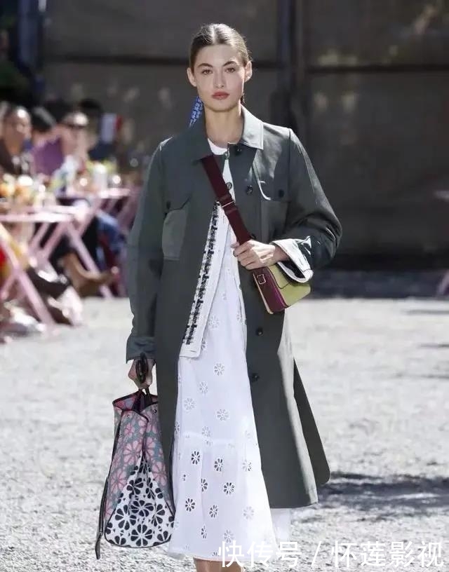  『显得』这个季节穿上风衣，打造时尚小心机，优雅不说还显得很有女神范儿