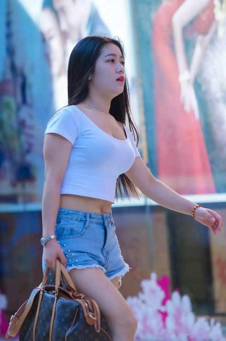 小姐姐T恤+热裤打造完美大长腿，身材不够，穿衣来凑！