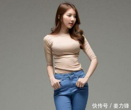 街拍秀，小姐姐吊带搭配紧身裤，凹凸有致的身材！