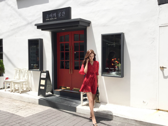 女神孙允珠，酸甜草莓洋红星斑碎花连衣裙