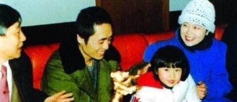  『巩俐』为了巩俐，张艺谋抛弃原配肖华，肖华现在过得怎么样了？