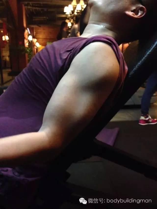 从握酒瓶到拿哑铃，他一年练出了腹肌!