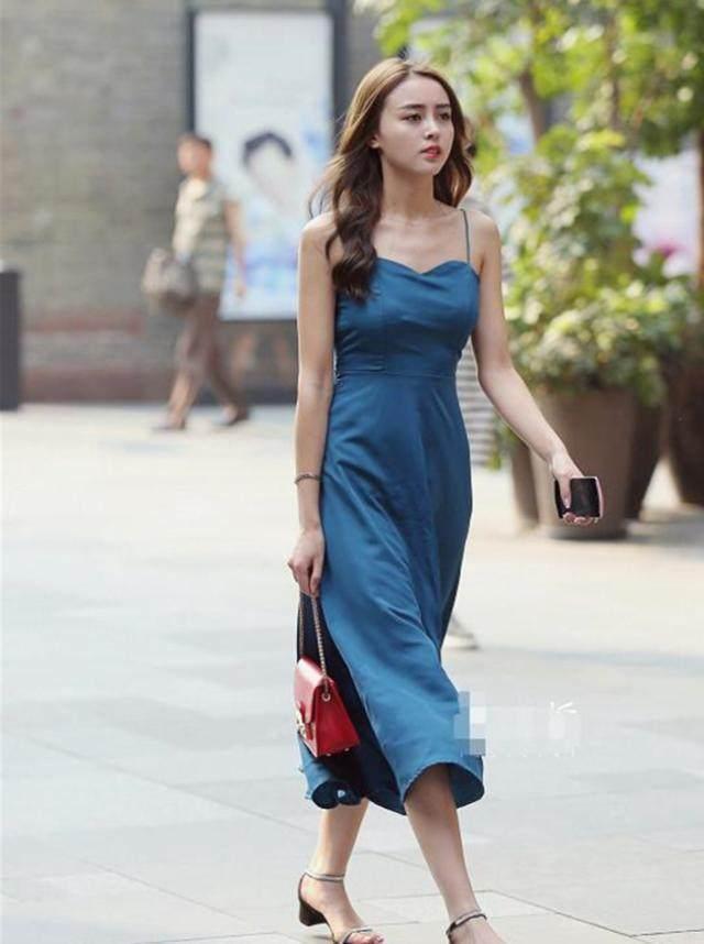 街拍: 图3美女红裙吊带好妖艳, 不过还是最想将图4娶回家