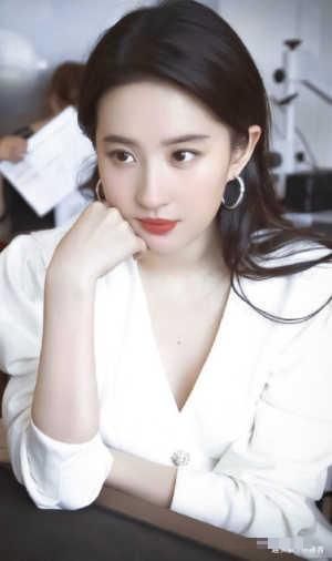 刘亦菲最美不是素颜? “烟熏妆”的她惊艳四座