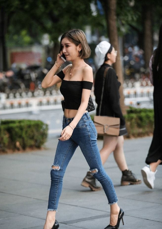 抢镜|时尚街拍:百看不厌的牛仔裤,这“小蛮腰”抢镜的很哦!