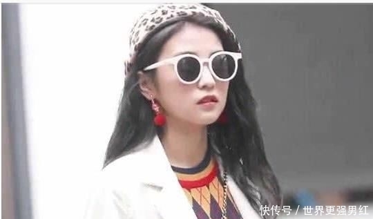  『设计』街拍：女孩的上衣设计十分有韵味，搭配白色A字裙，回头率百分百