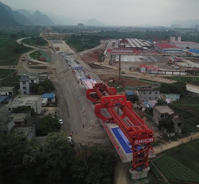 贵南高铁广西段线上施工正式启动