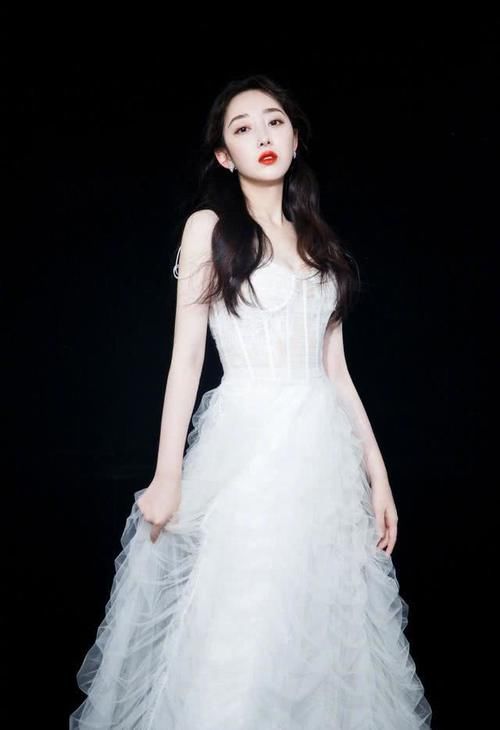 蒋梦婕■穿抹胸长纱裙勾出好比例,奶白肌肤惹人羡,“人间水蜜桃”蒋梦婕
