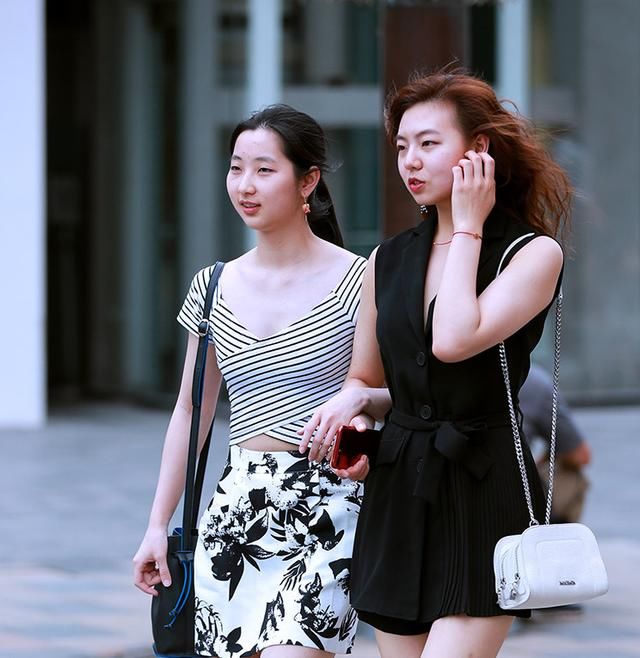 撩弄头发的小姐姐，有一种让人无法抗拒的魔力，满满的女性魅力！