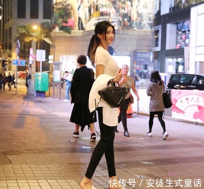『惹火』街拍性感惹火曲线美女写真