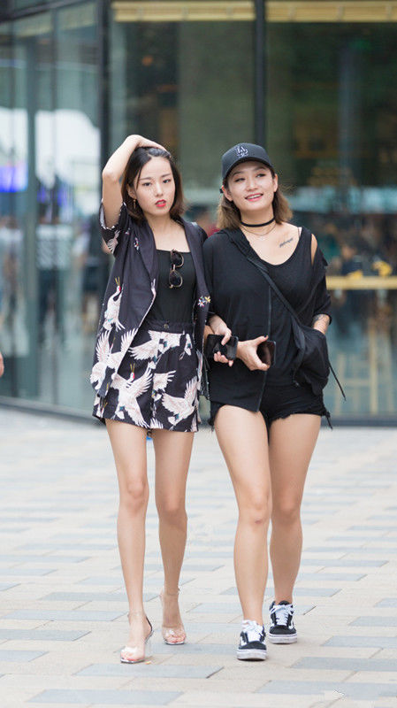 街拍路人，尽显青春范的独特穿搭参考，让你的夏天充满时尚与活力