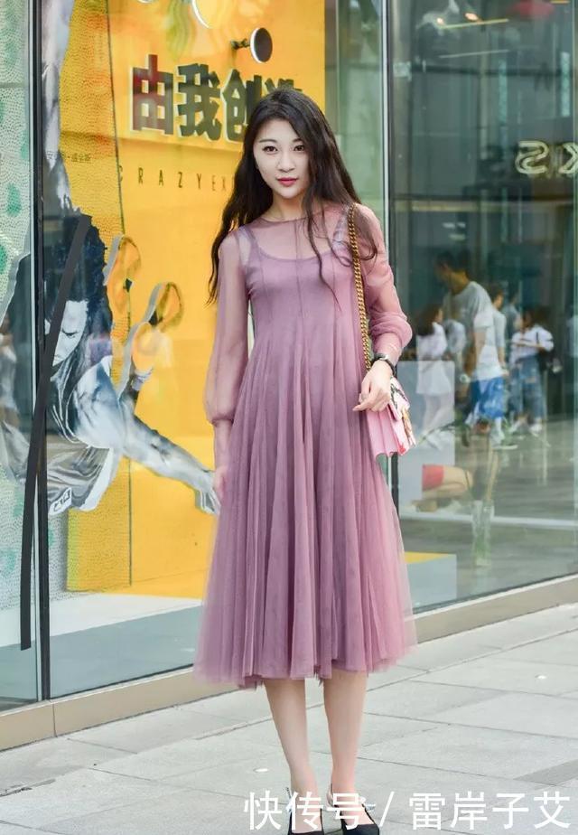『搭配着』美女淡紫色网纱连衣裙搭配着一双黑色的尖头高跟鞋,气质又优雅
