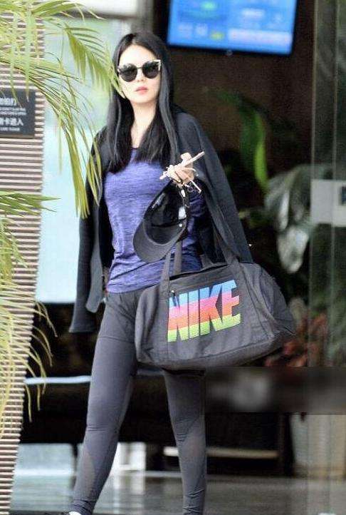 李湘真厉害! 穿的是包臀裙还夹得这么紧 网友: 这尺寸也未免太尴