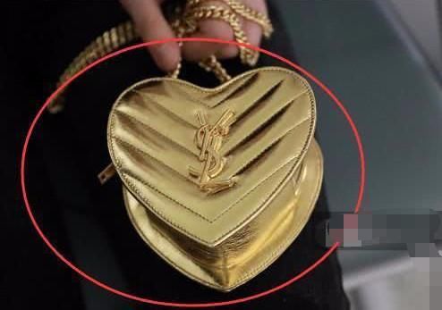 奚梦瑶现身机场！手拎一片“叶子”竟价值几十万！