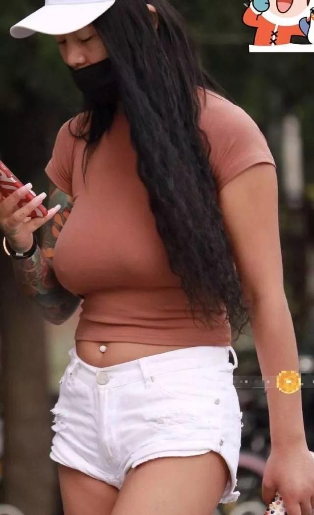 街拍:花臂纹身姑娘，心胸宽广，胸怀天下!