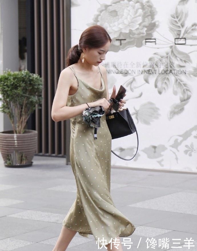 【 美女】苗条身姿,特别有魅力!,美女街拍:甜美气质的小姐姐