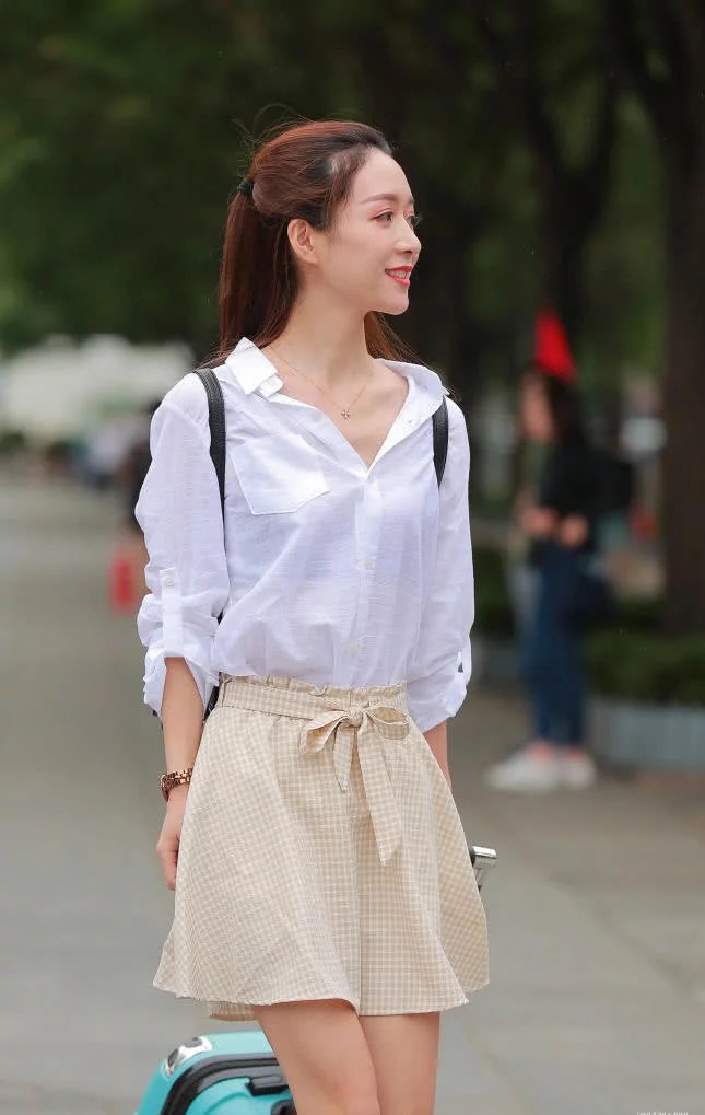 清纯甜美的小姐姐，大胆的解开白衬衫，暴露了一颗不安分的心