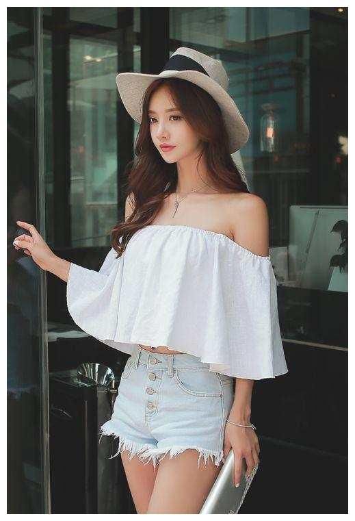 牛仔裤洋气性感彰显小姐姐的迷人身姿，随性而不失格调