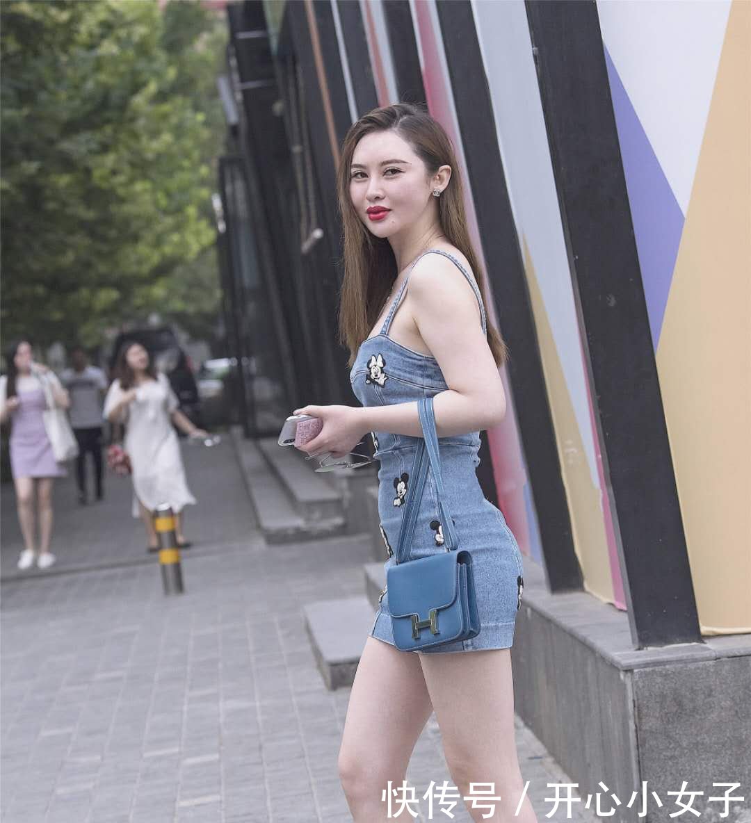 街拍米奇小姐姐吊带牛仔裙，好身材显露无疑，可爱又性感