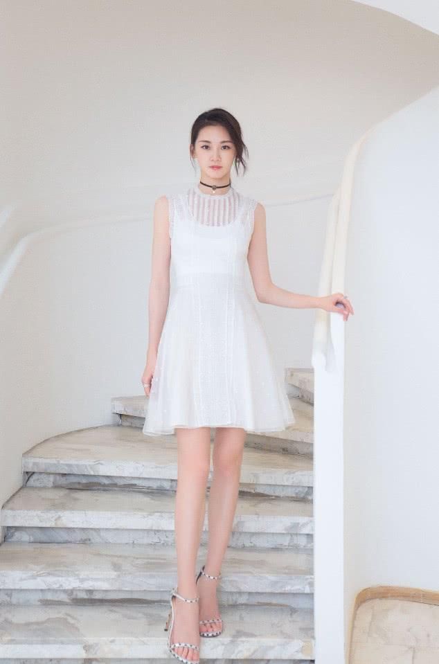 苗苗穿白裙美如仙，当看到她穿的黑白高跟鞋，才知道美丽的代价！