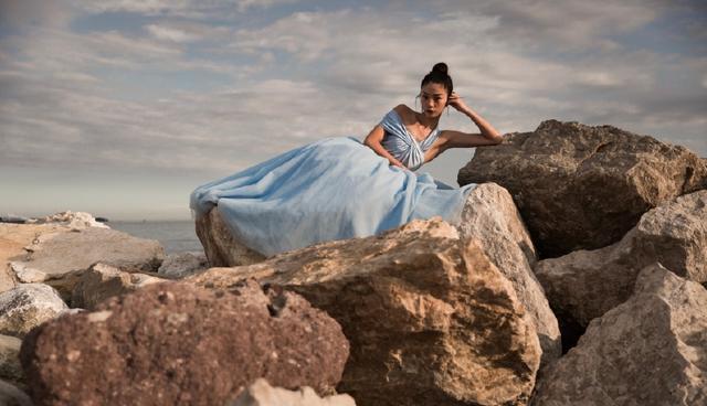 王艺穿香芋色吊带裙,性感仿佛落日女神,网友:被你美哭了!