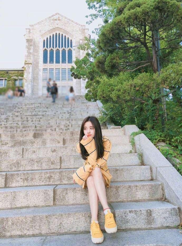 鞠婧祎真厉害，这么紧的牛仔裤都能穿上，不愧是76斤的姑娘