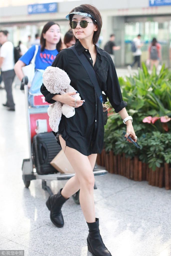 王子文戴遮阳帽时髦又帅气 抱玩偶玩下衣失踪秀美腿