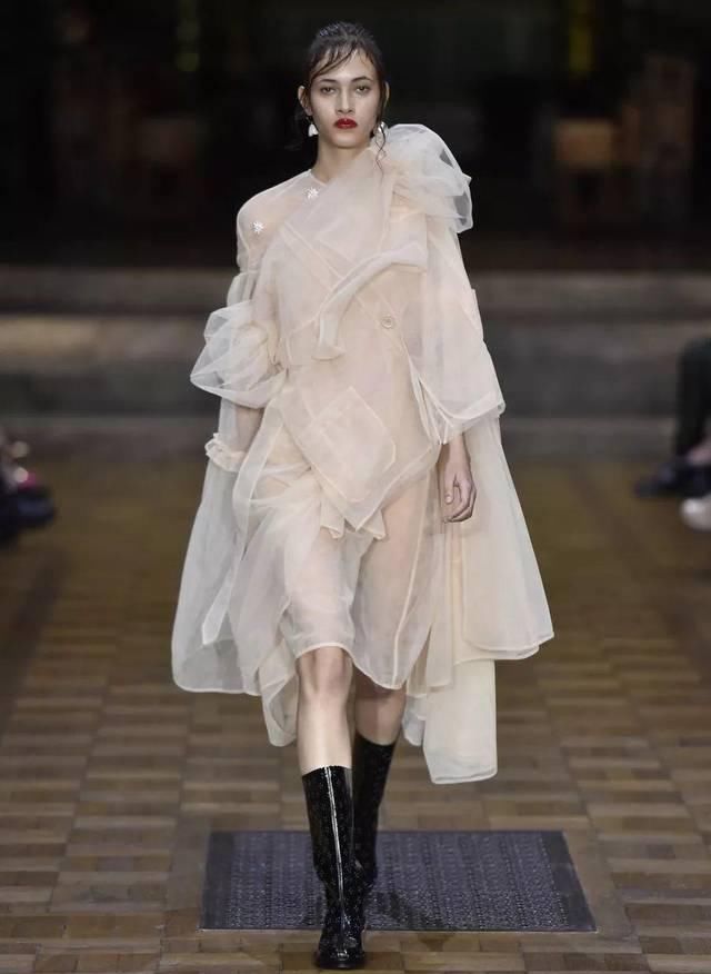  『穿着』只要穿着Simone Rocha，就可以一直做少女哦