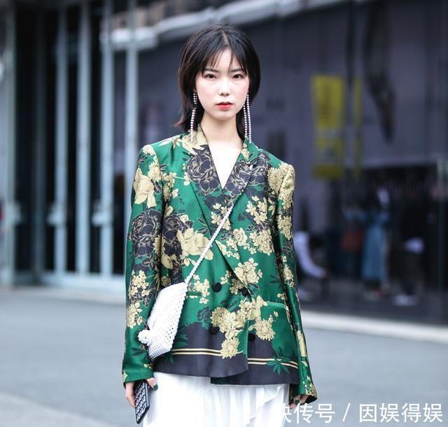 感染力■街拍小姐姐穿着黑色网纱的仙女裙,太有感染力了