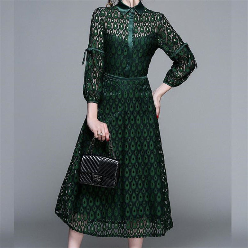 53岁老婆穿这“孔雀绿”秋裙,高贵轻盈巧减龄,没人敢喊:大妈