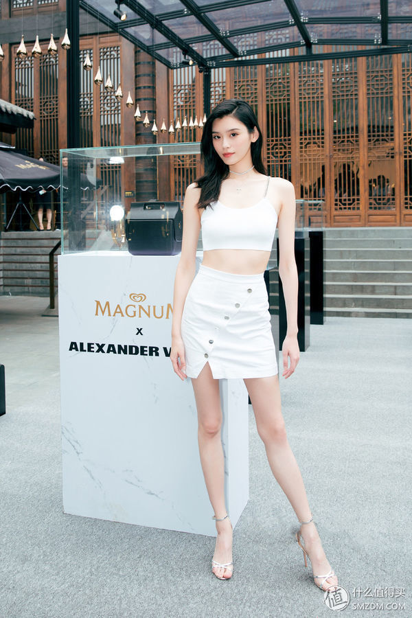 简约优雅的纽扣元素，显瘦复古今夏必备!