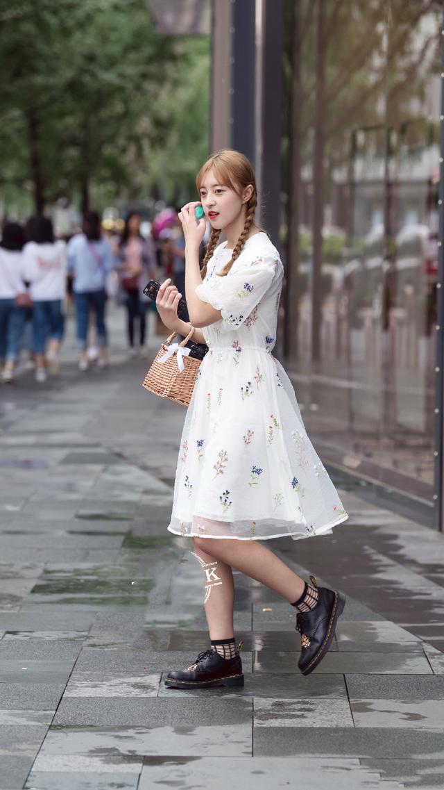 街拍:美女们搭配新潮时尚,小蛮腰引人注目