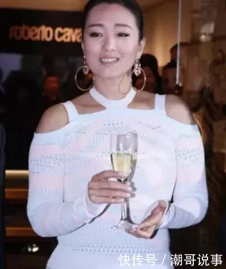 52岁巩俐还敢穿白色紧身裙！网友：肚子上一圈圈的肉，辣眼睛！