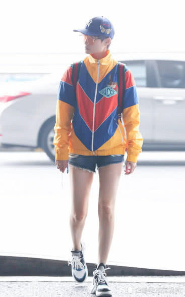 李宇春这腿可以单独出道了，她终于暴露身材，穿短裤秀出大长腿！