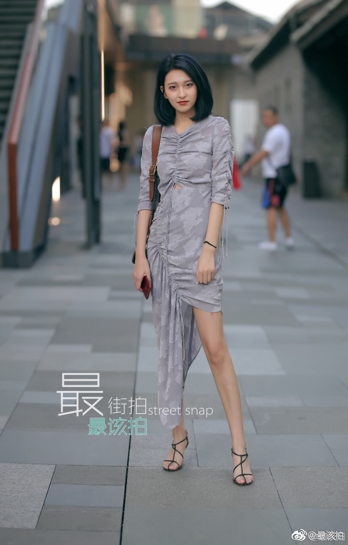 路人街拍，下班的小姐姐，也是大长腿一个