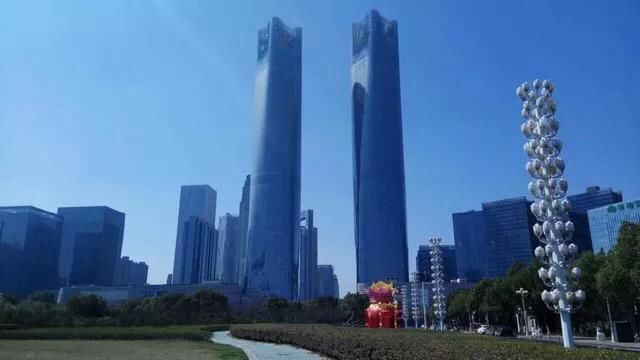 江西最高的双子塔，耗资百亿，被称中部第一，一项纪录超越迪拜塔