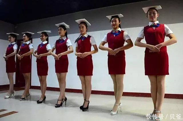 为什么穿高跟鞋要配丝袜？很多人想错了！