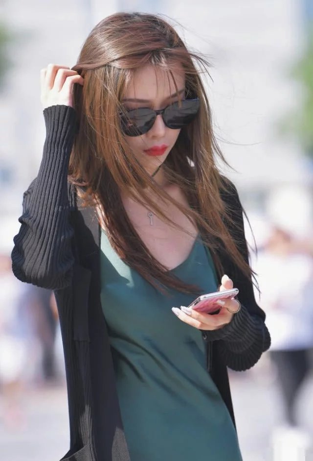 气质御姐吊带长裙出尘脱俗，走起路来裙身绷出的线条，吸睛无数