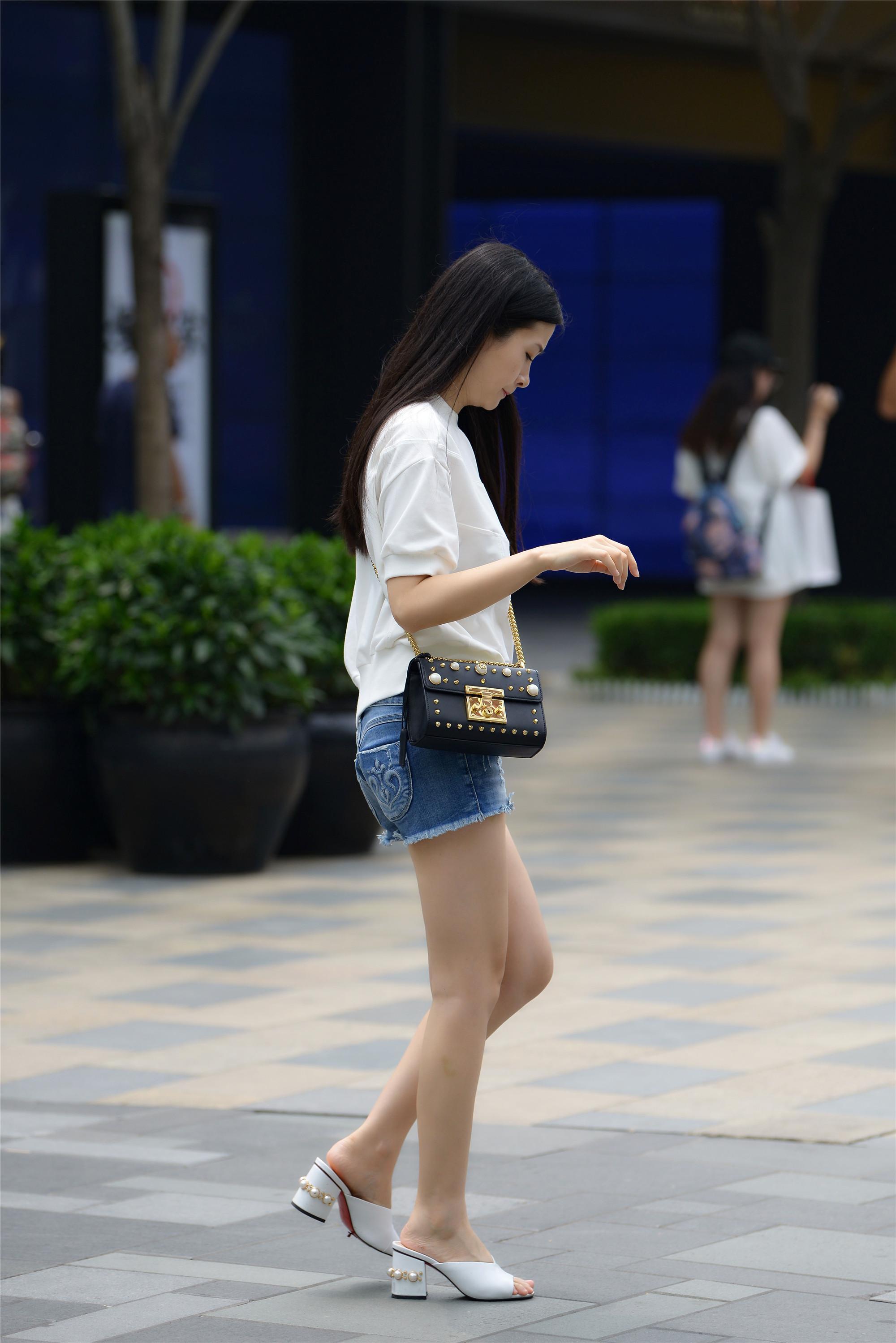 时尚街区的姑娘不穿牛仔短裤出行，这个夏天就会觉得不完整