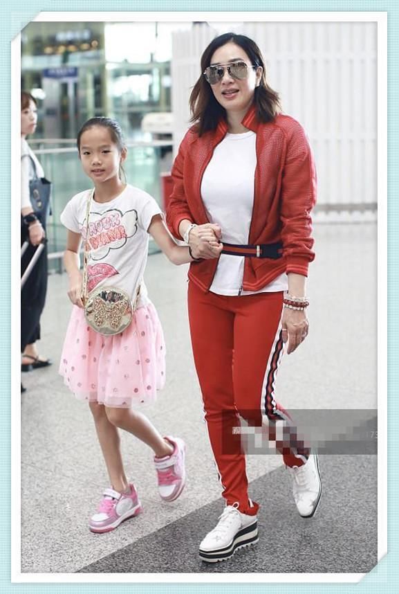 钟丽缇厉害！硬是把运动裤穿成了紧身裤，网友：难怪张伦硕那么爱