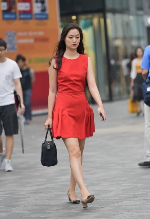  『美女』美女街拍：时尚辣妈一袭“小辣椒”裙装打扮，清新好看！