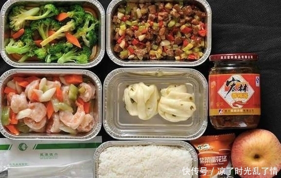 长途飞行时,民航飞行员一般都吃些什么?和乘客一样的飞机餐吗?