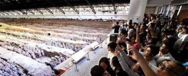 全国景区挤到质壁分离，旅客厕所一拥而上，都不管男的女的