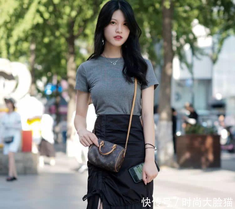 三分天生气质,七分自修气质,尽显小姐姐凹凸有致的好身材