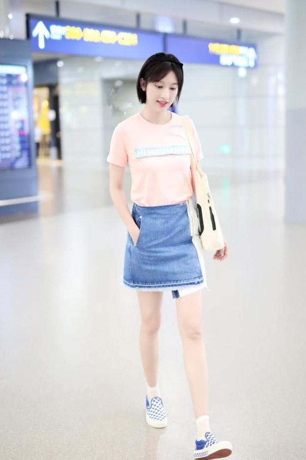 张俪穿短裙现身, 袜子露出鞋子外也一样潮流, 又解锁新穿搭!