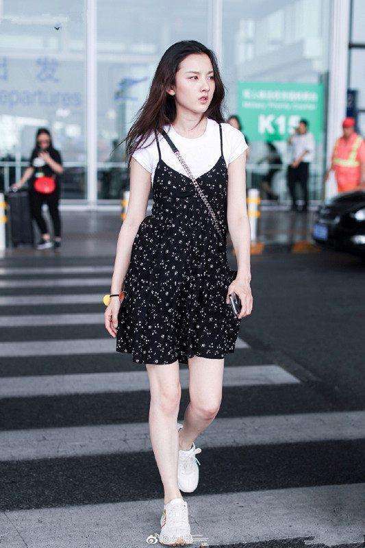 宋祖儿穿牛仔短裤亮相机场, 网友: 烂成这样, 我可不敢穿