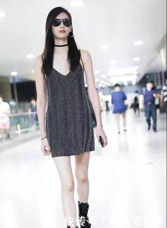 奚梦瑶上身只顶两块布出门，把机场当做了T台，网友：胆子太大了